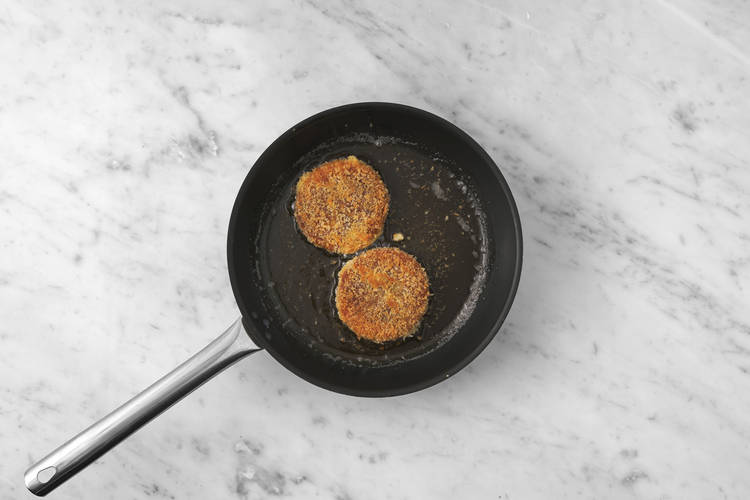 Impanare il burger di pesce