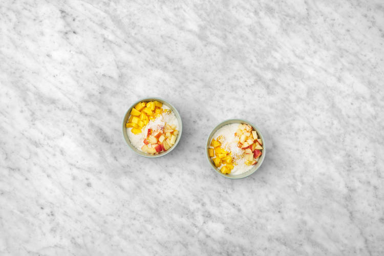 Kwark met mango, appel en geraspte kokos