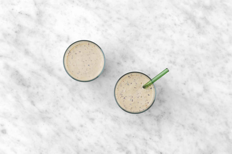 Tutti-fruttismoothie met blauwe bessen, ananas, sinaasappel en banaan