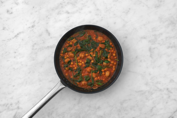 Unire gli spinaci e la salsa