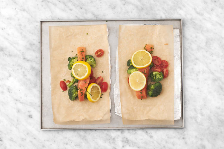 Préparer le saumon et assembler les papillotes