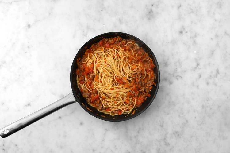 Assembler les spaghettis et sauce ragù