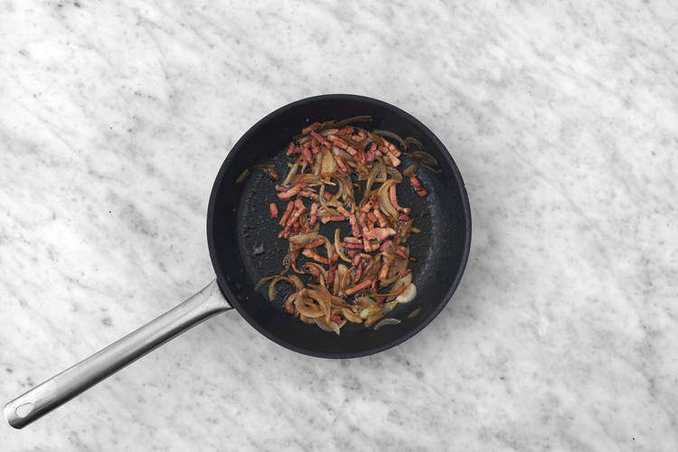 Cuocere le cipolle e la pancetta