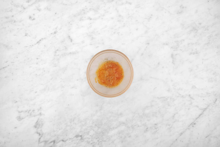 Préparer et mélanger la vinaigrette