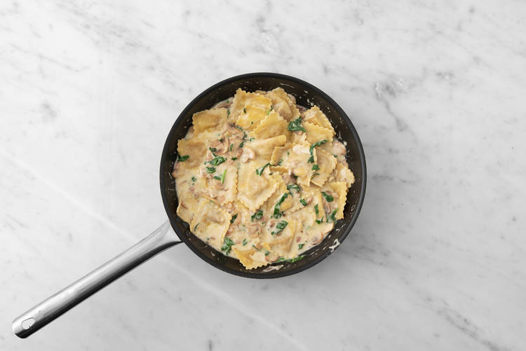 Terminer la sauce et assembler les raviolis