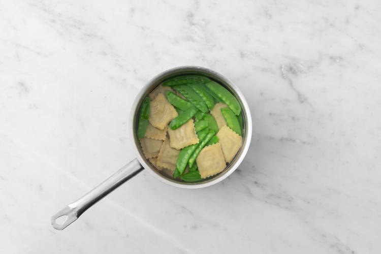 Cuire les ravioli et pois mange-tout