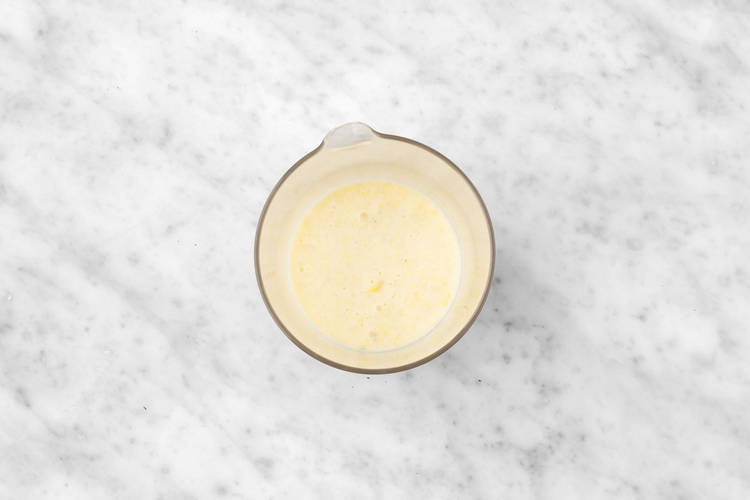 Mango-banaansmoothie mixen