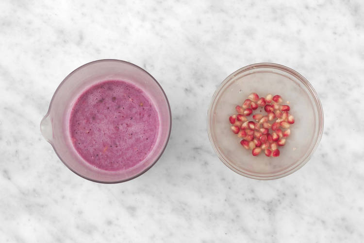 Préparer le smoothie myrtilles-grenade