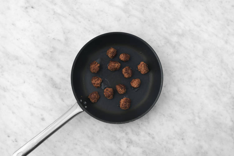 Rosolare le polpette di pollo