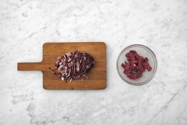 Preparare carne e radicchio