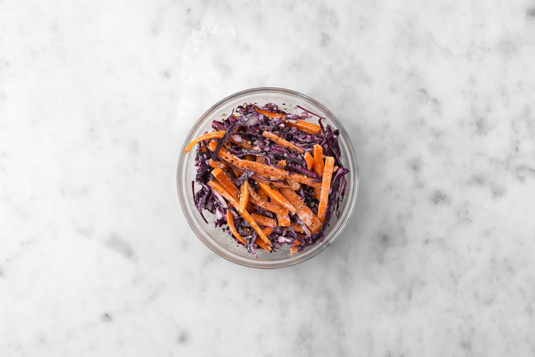 Assembler la salade de chou