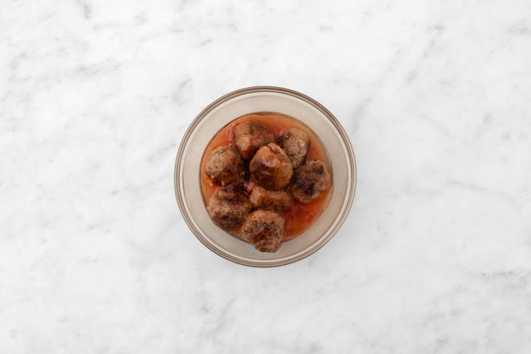 Enrober les boulettes de sauce et terminer le riz