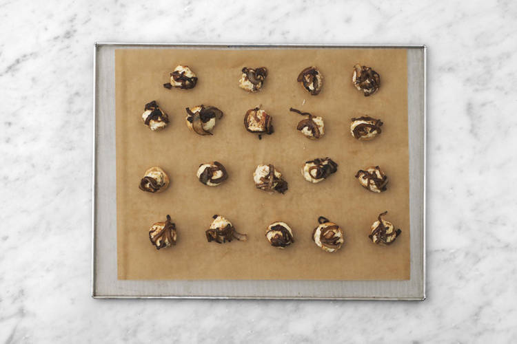 Enfournez les champignons farcis