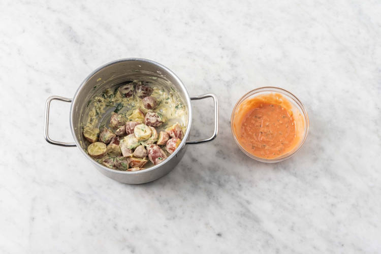 Préparer la sauce et la salade de pommes de terre