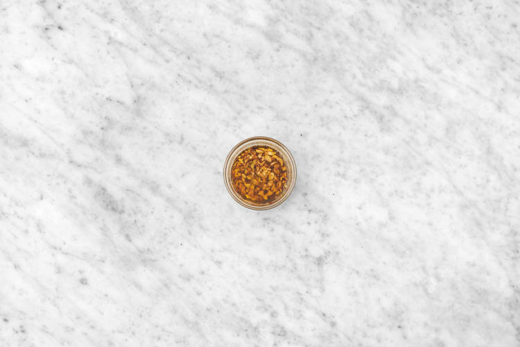 Gör jordnöts- och chiliolja