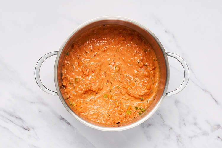 Faire mijoter la sauce et terminer la préparation