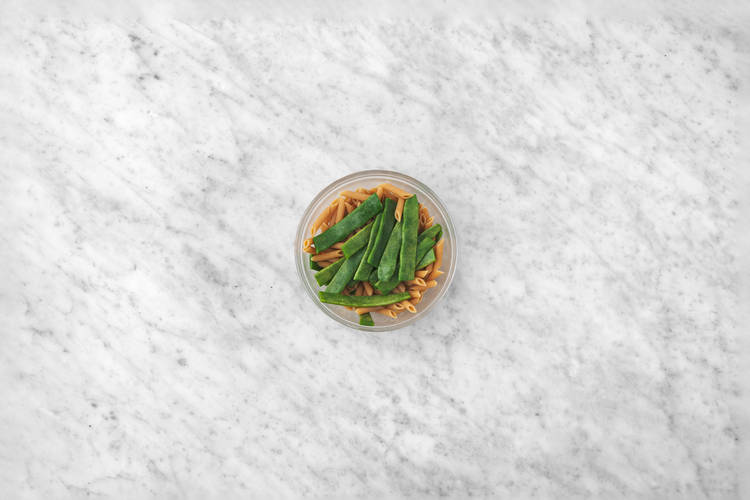 Cuocere pasta e taccole