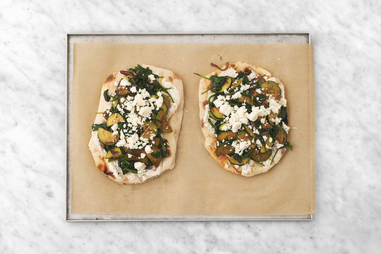 Préparer la pizza sur naan