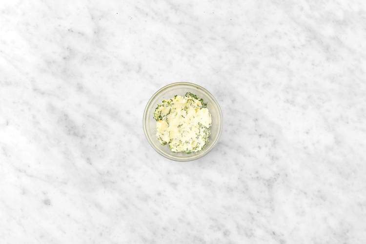 Préparer le beurre ail & fines herbes