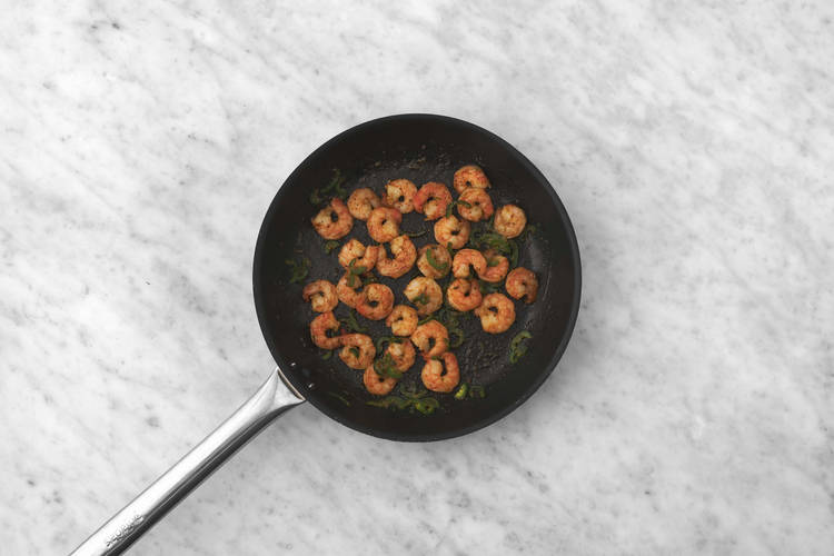 Cuire les crevettes et les jalapenos