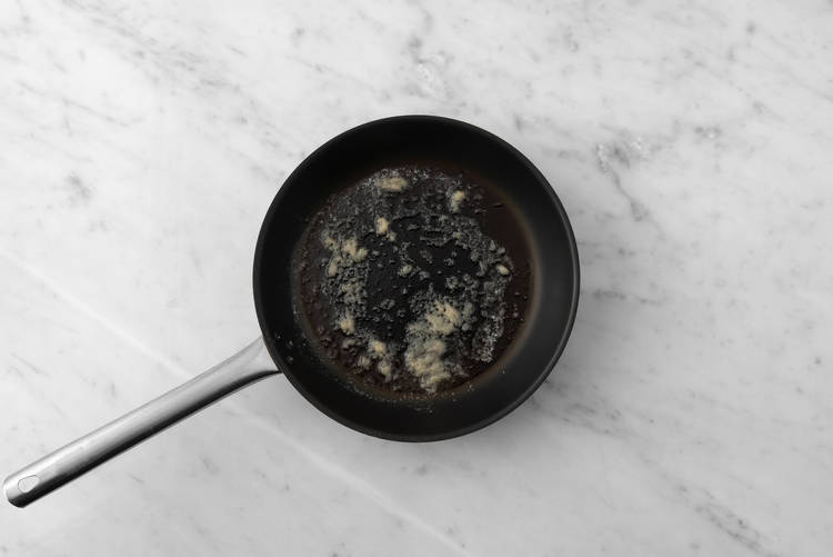 Préparer la sauce et cuire l’ail