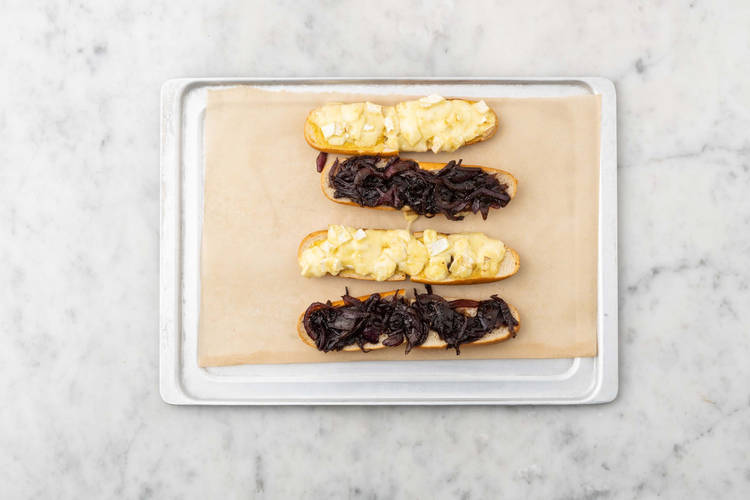 Prepare the sandwich