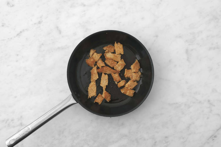 Plantaardige kipstukjes bakken