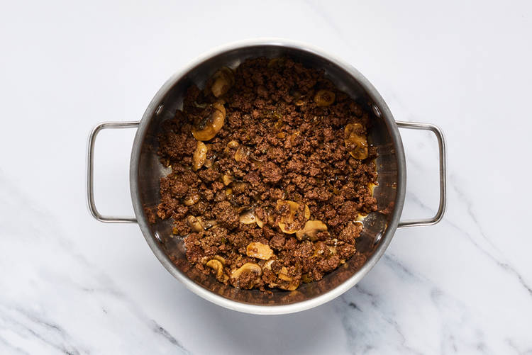 Cuire le bœuf et les champignons