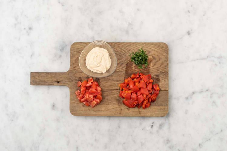 Préparer et mélanger le houmous à l’ail