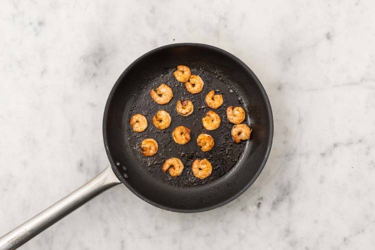 Cuire les poivrons et les crevettes