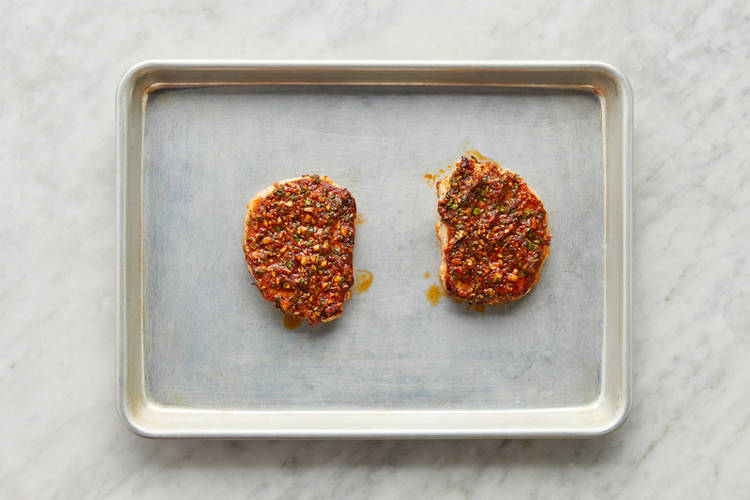 Assaisonner et cuire le porc