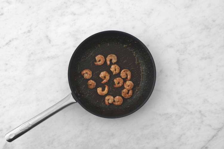 Gemüse und Garnelen anbraten