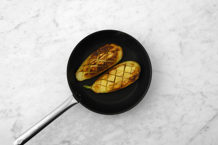 Cuocere le melanzane e il pesce