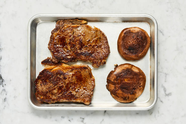Préparer les steaks et les champignons
