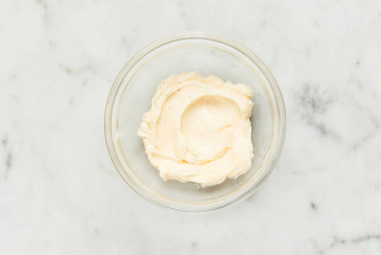 Griller les steaks et les champignons et préparer le beurre de truffes