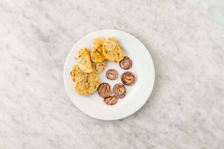 Griller les oignons et le pain ciabatta