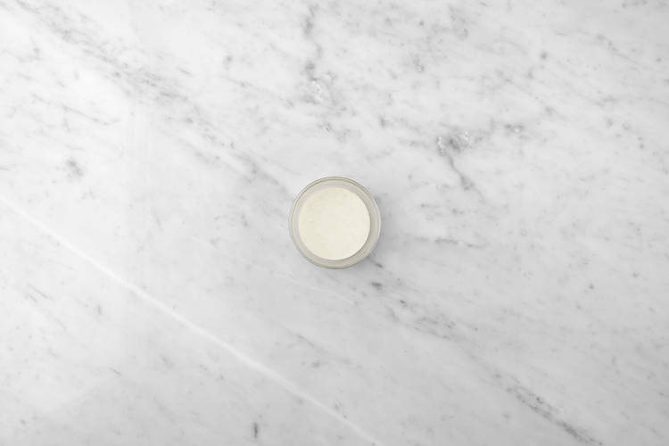 Préparer la crème à la lime et assaisonner les tomates