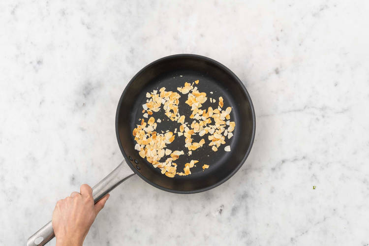 Mandelnblättchen rösten