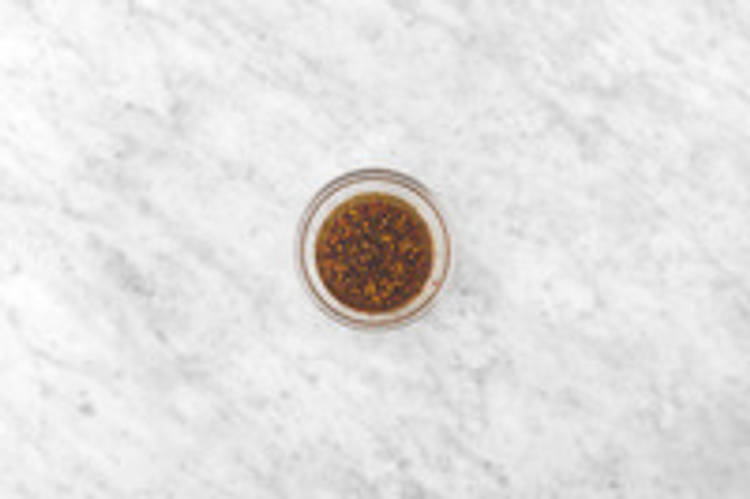 Make the garlic-chilli oil 
