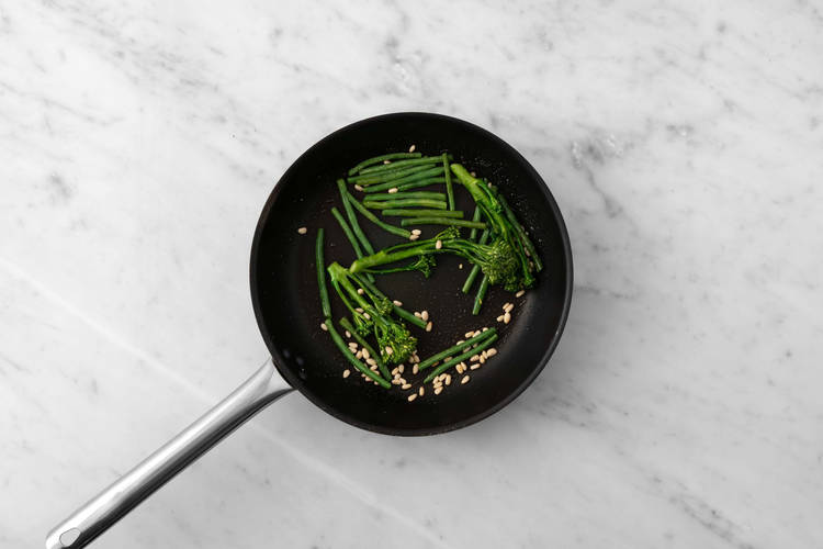 Steg broccolini og pinjekerner