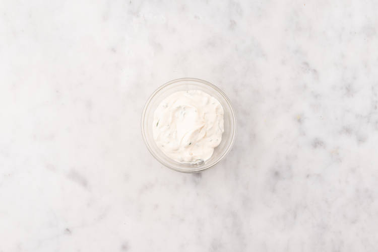 Préparer la sauce à l’ail et assaisonner les épinards