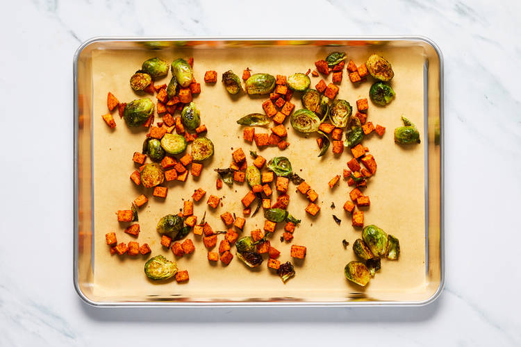 Rôtir les patates douces et les choux de Bruxelles