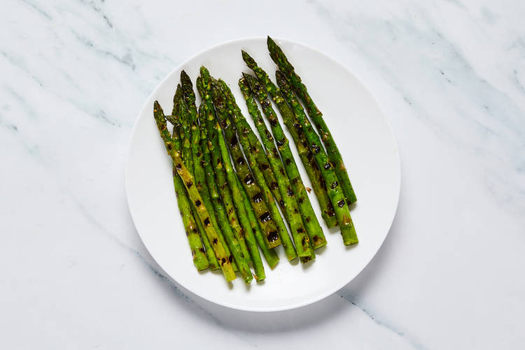 Grill asparagus