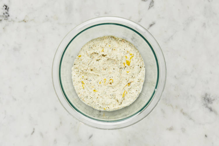 Cuire le prosciutto et préparer le mélange pesto-ricotta