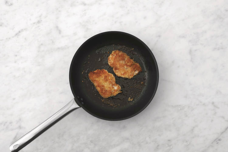Cook the schnitzels 