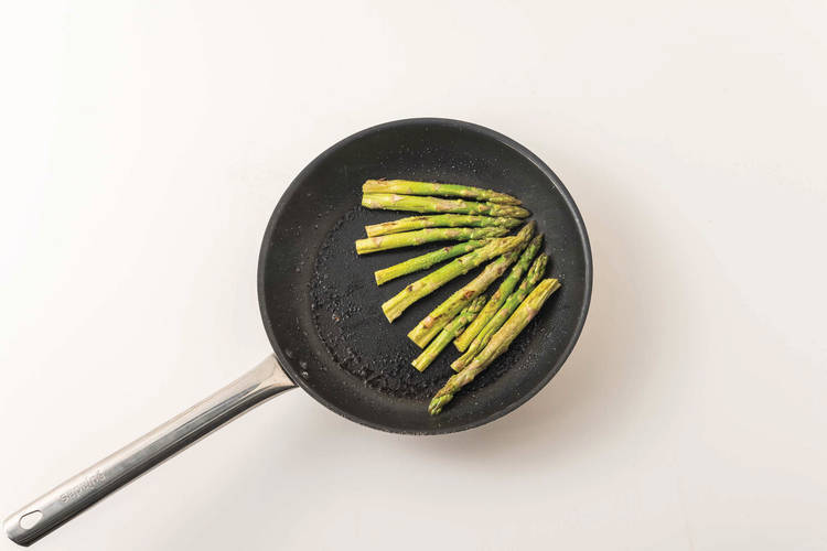 Cook the asparagus 