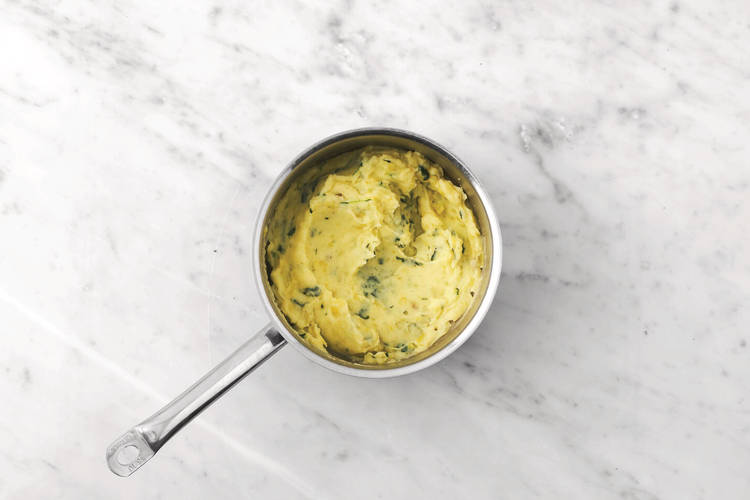 Make the garlic-spinach mash