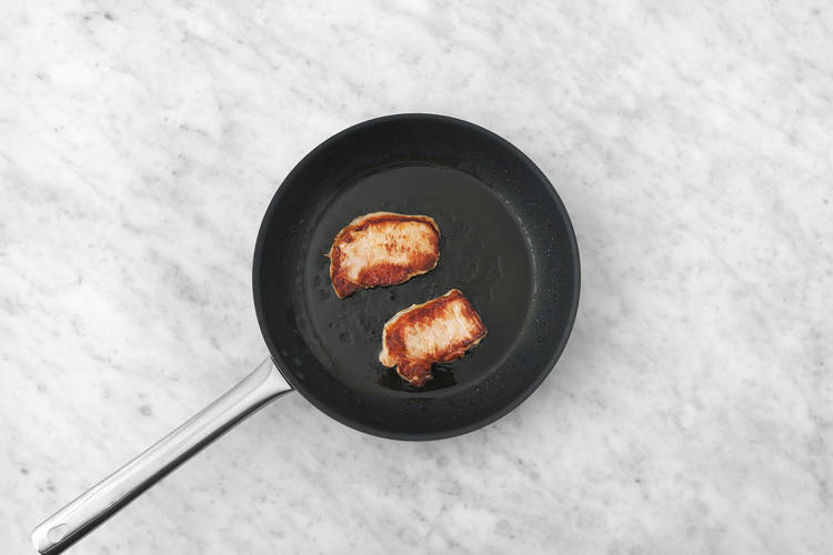 Cook the pork & halloumi