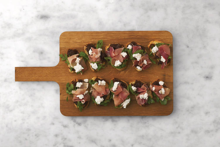 Assemble the toasts