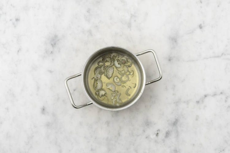 Mariner les échalotes